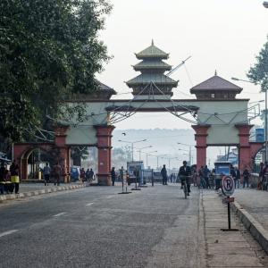 काँकरभिट्टामा भारतबाट फर्किएका युवा मदिरामा लठ्ठ भएपछि छुट्यो बस, बसपार्कमा बेहोश अवस्थामा गर्याे प्रहरीले उद्धार काँकरभिट्टामा भारतबाट फर्किएका युवा मदिरामा लठ्ठ भएपछि छुट्यो बस, बसपार्कमा बेहोश अवस्थामा गर्याे प्रहरीले उद्धार