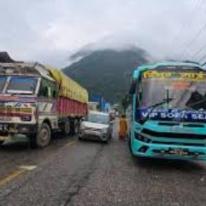 चाडपर्व नजिकिएसँगै लामो दूरीका सवारीसाधनमा दुई चालक अनिवार्य चाडपर्व नजिकिएसँगै लामो दूरीका सवारीसाधनमा दुई चालक अनिवार्य