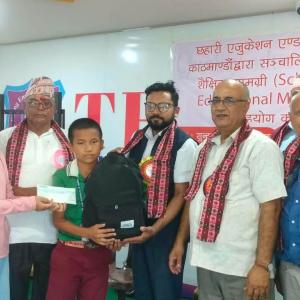द राइजिङ इङ्लिस बोर्डिङ स्कुलका विद्यार्थीलाई छहारी अपच्र्युनिटिजले दियो छात्रवृत्ति द राइजिङ इङ्लिस बोर्डिङ स्कुलका विद्यार्थीलाई छहारी अपच्र्युनिटिजले दियो छात्रवृत्ति